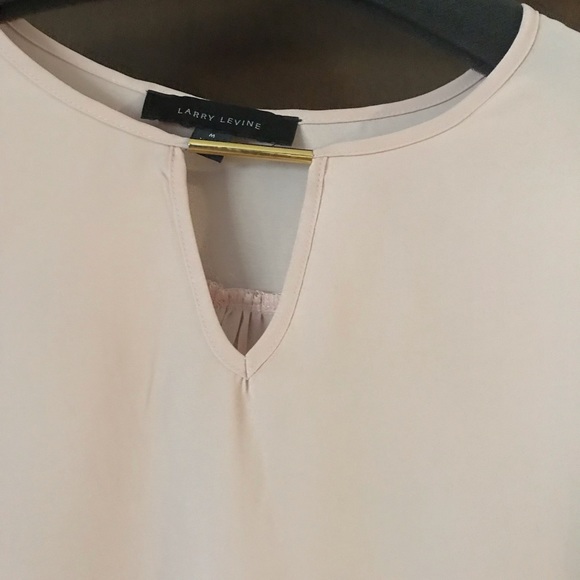 Gorgeous Flowy Soft to touch Blouse - Picture 3 of 4